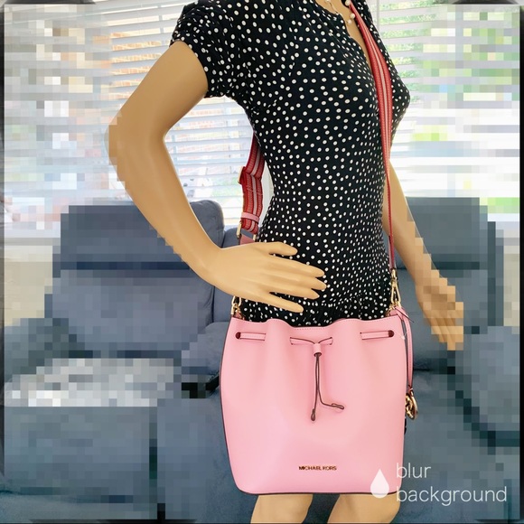 📌CLOSING SALE📌MICHAEL KORS BUCKET MESSENGER BAG - Picture 8 of 8